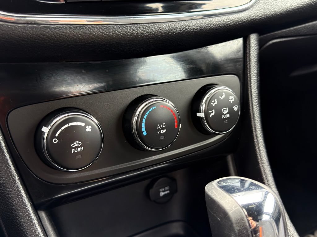 Used 2014 Chrysler 200 LX FWD image 9