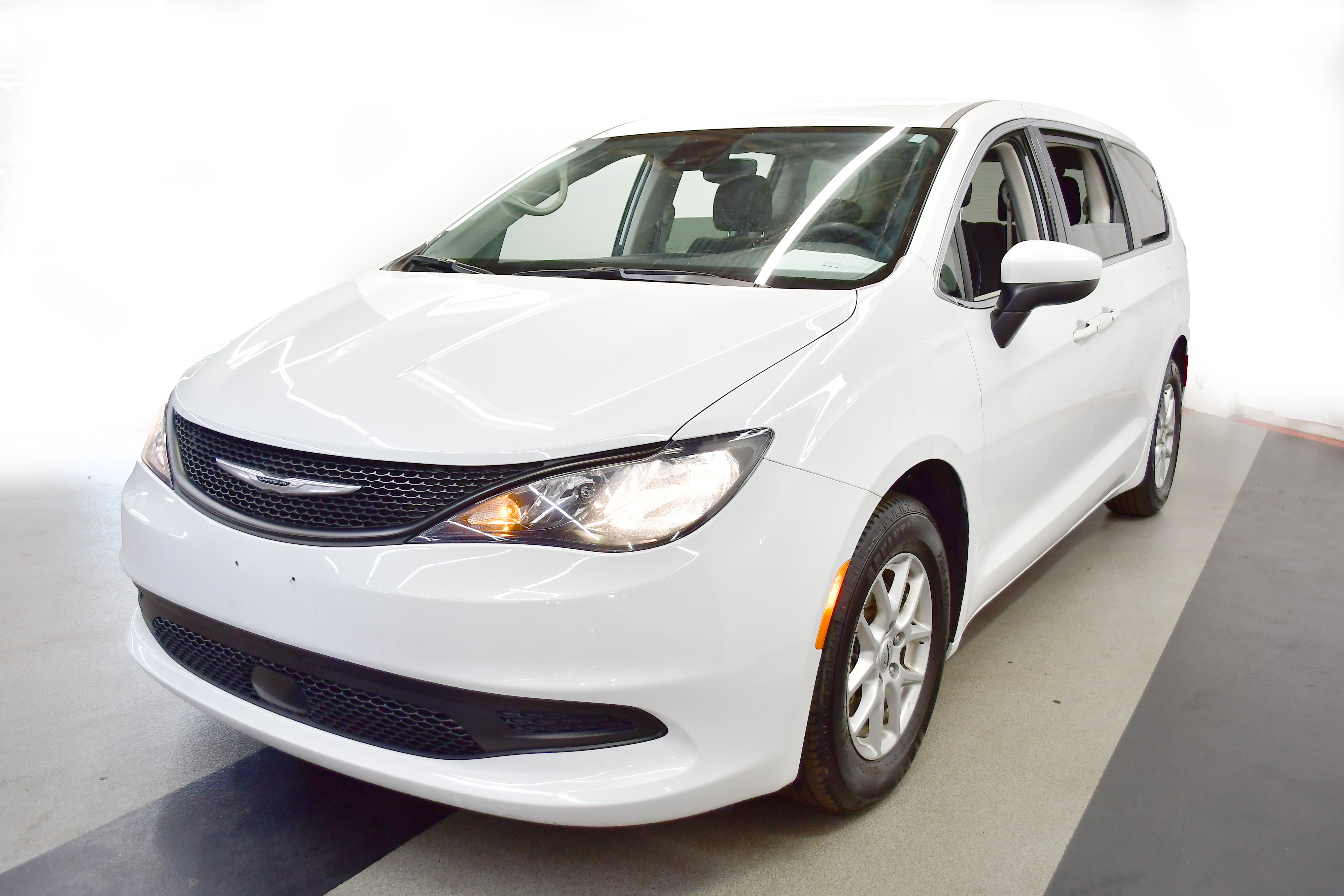 Used 2023 Chrysler Voyager LX FWD image 4