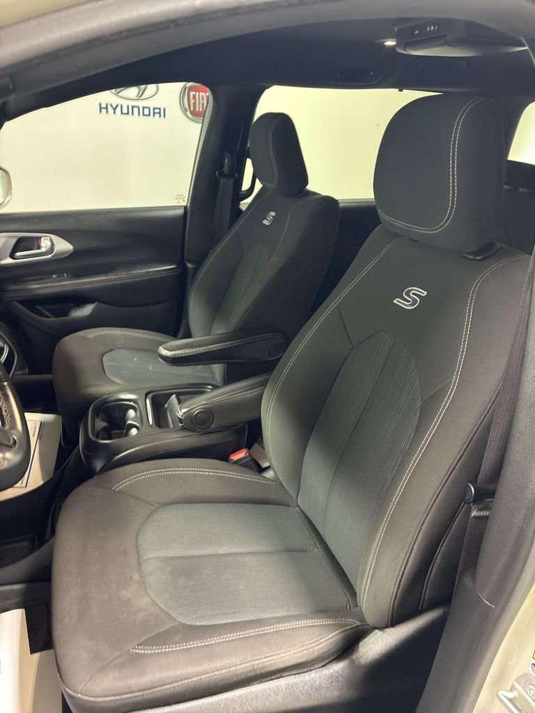 Used 2020 Chrysler Pacifica Touring w/ S Appearance Package image 11