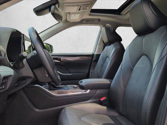 Used 2024 Toyota Highlander Limited AWD/4WD image 16