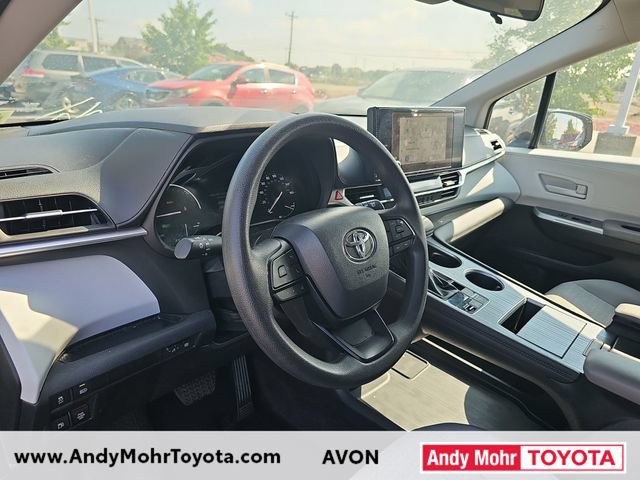 Used 2025 Toyota Sienna LE FWD image 9