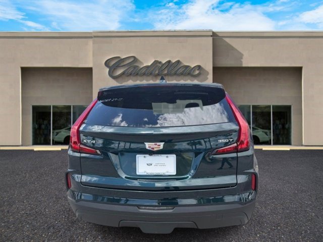 Certified 2024 Cadillac XT4 Luxury w/ Cold Weather Package FWD image 4