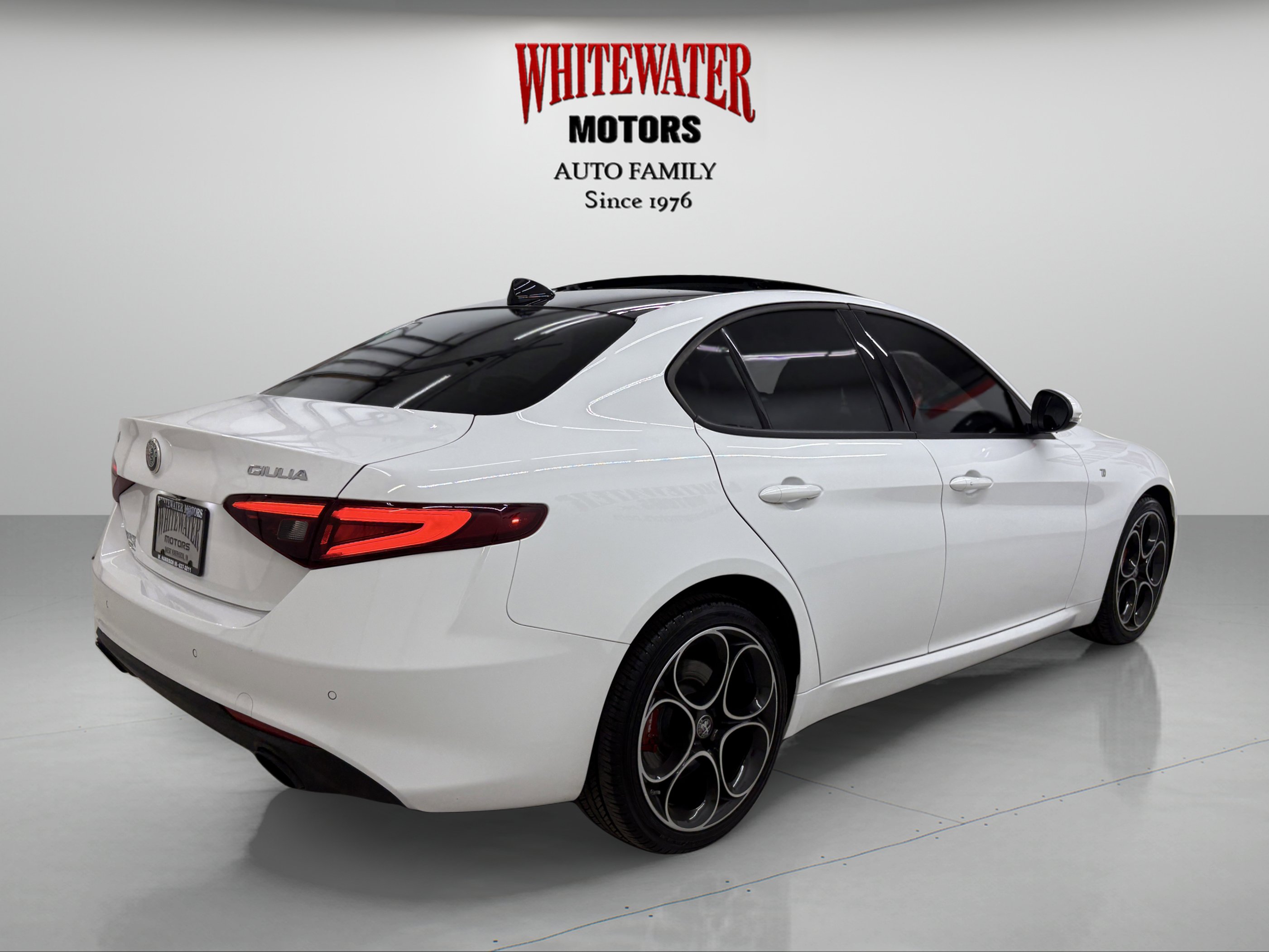 Used 2022 Alfa Romeo Giulia Ti AWD/4WD image 4