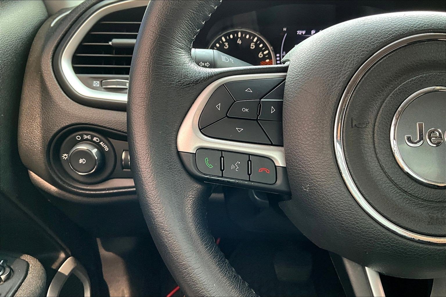 Used 2019 Jeep Renegade Latitude w/ Cold Weather Group AWD/4WD image 11