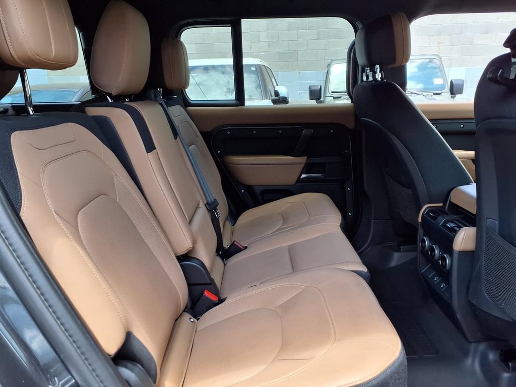 Used 2025 Land Rover Defender 130 V8 AWD/4WD image 9
