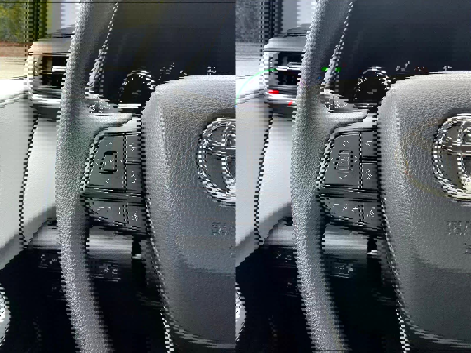 Used 2025 Toyota Sienna LE image 24