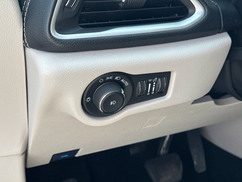 Used 2024 Chrysler Pacifica Limited FWD image 39