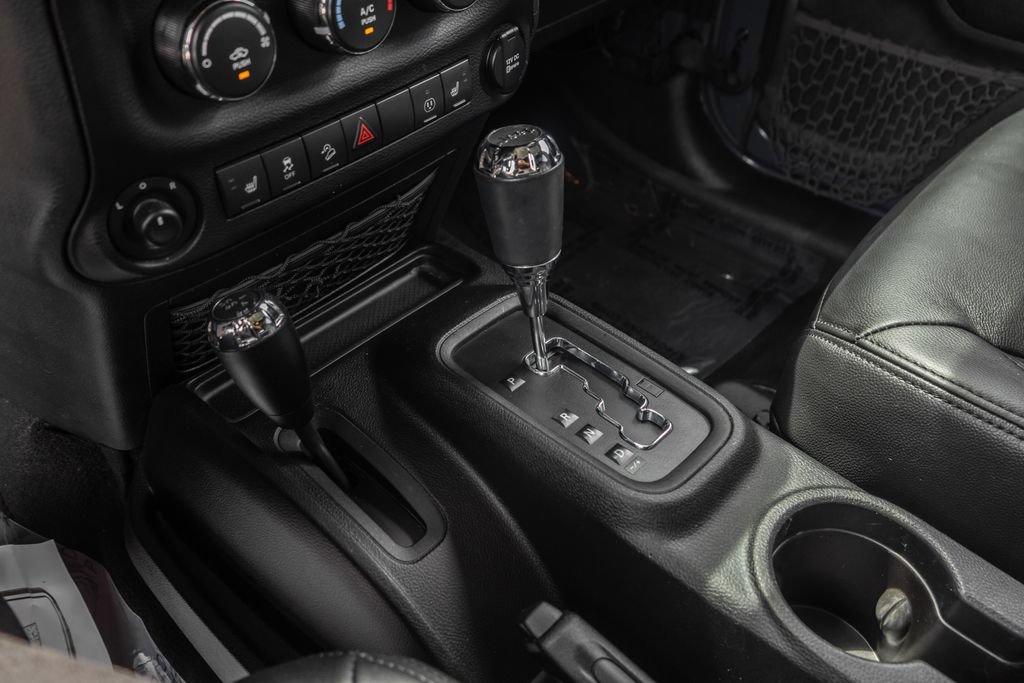 Used 2017 Jeep Wrangler Unlimited Sahara w/ Connectivity Group AWD/4WD image 20