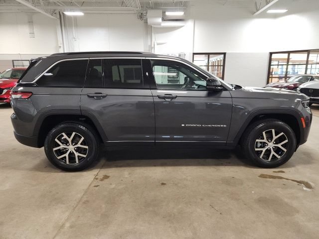 Used 2026 Jeep Grand Cherokee Limited AWD/4WD image 2