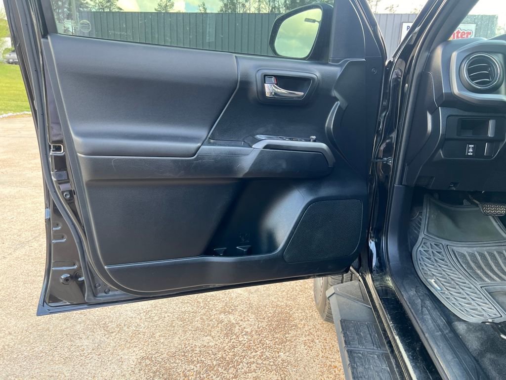 Used 2016 Toyota Tacoma TRD Off-Road w/ Premium & Technology Package image 11