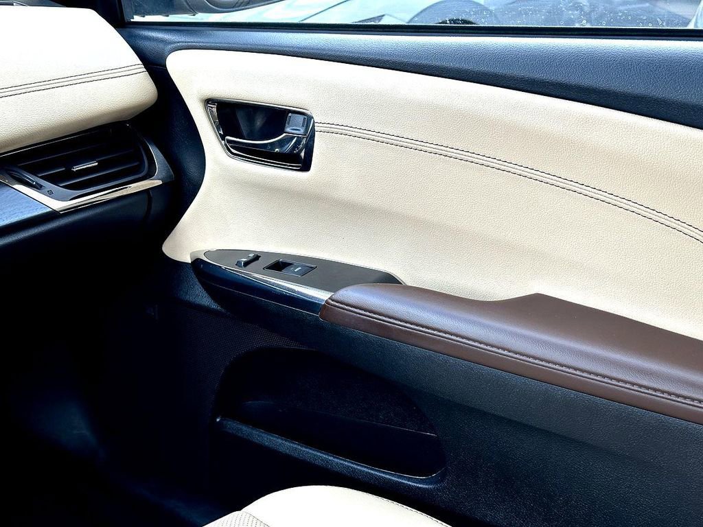 Used 2018 Toyota Avalon Limited image 30