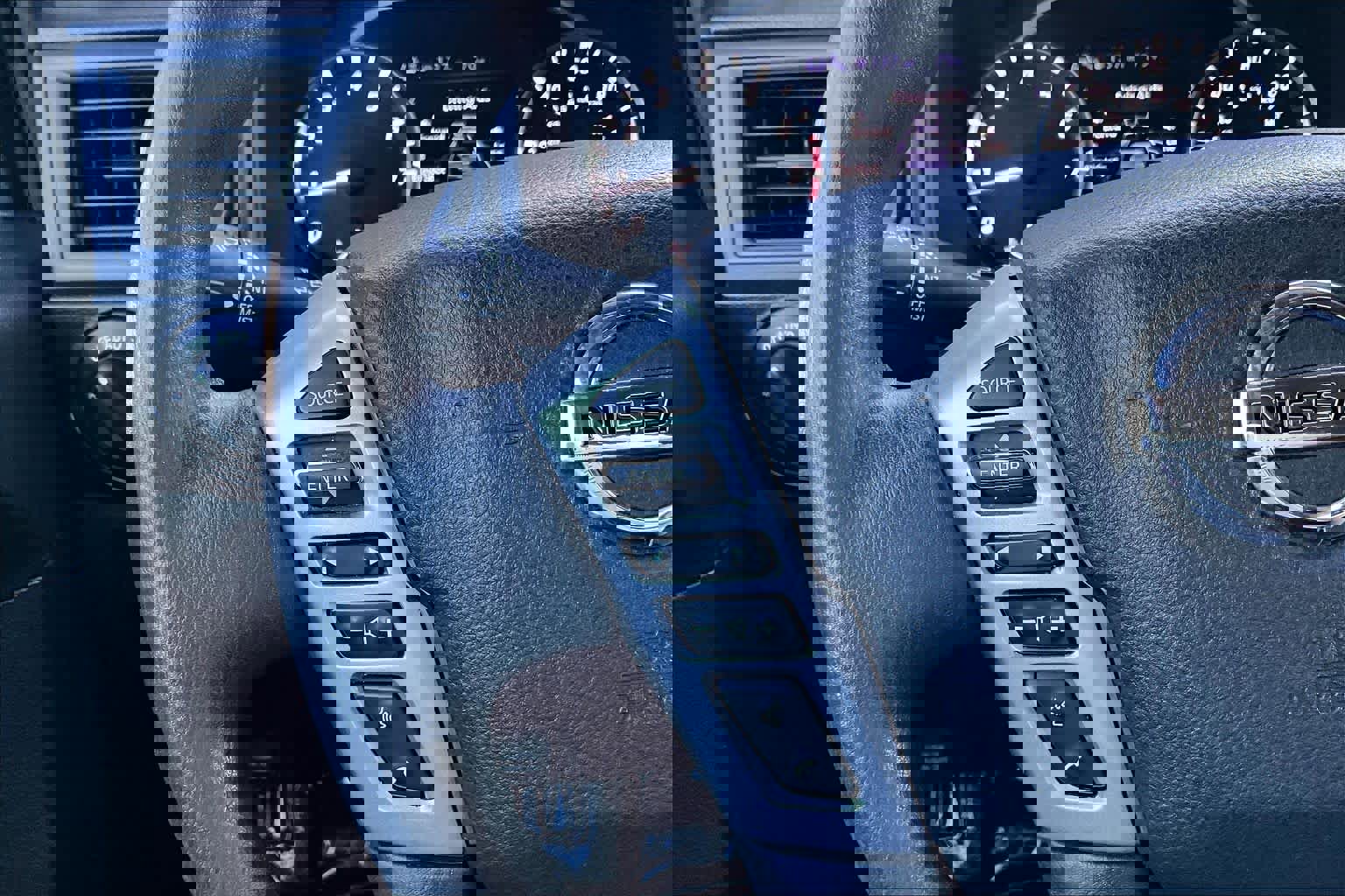 Used 2022 Nissan Titan SV image 22