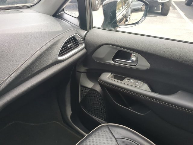 Used 2025 Chrysler Pacifica Limited FWD image 20