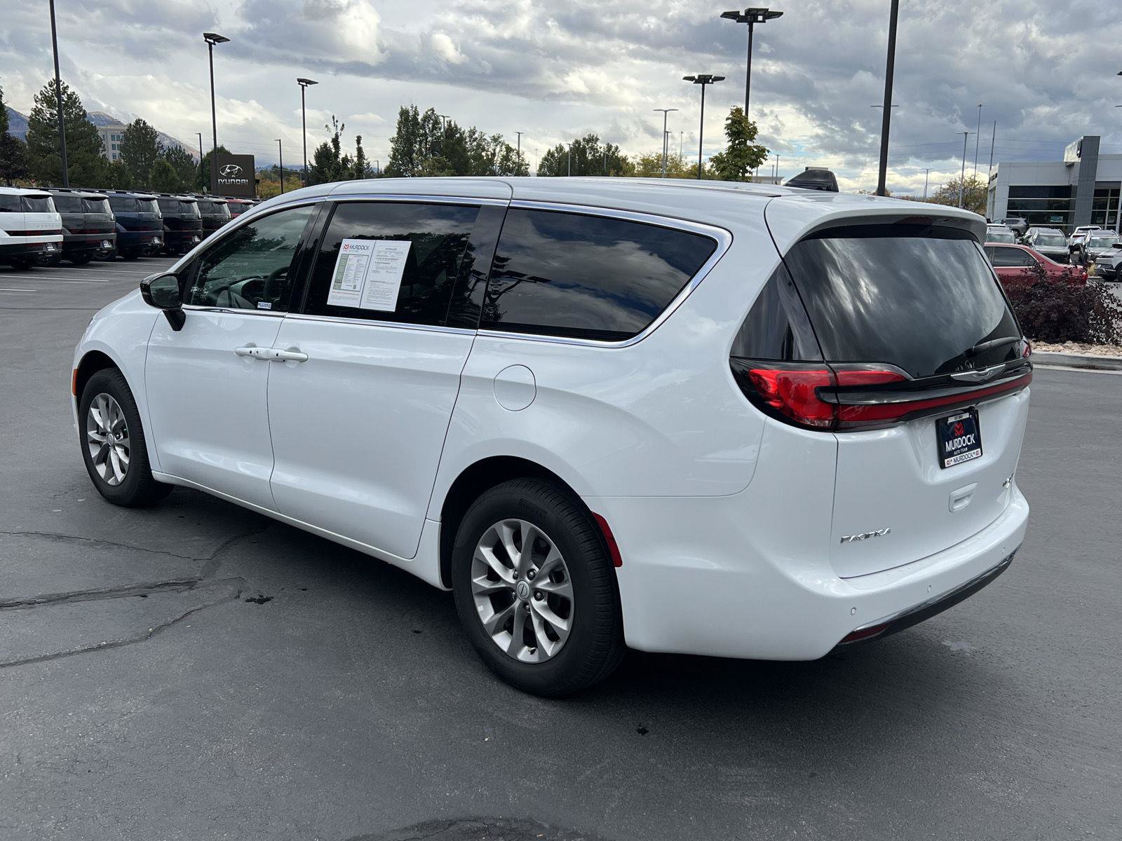 Used 2026 Chrysler Pacifica Limited AWD/4WD image 18