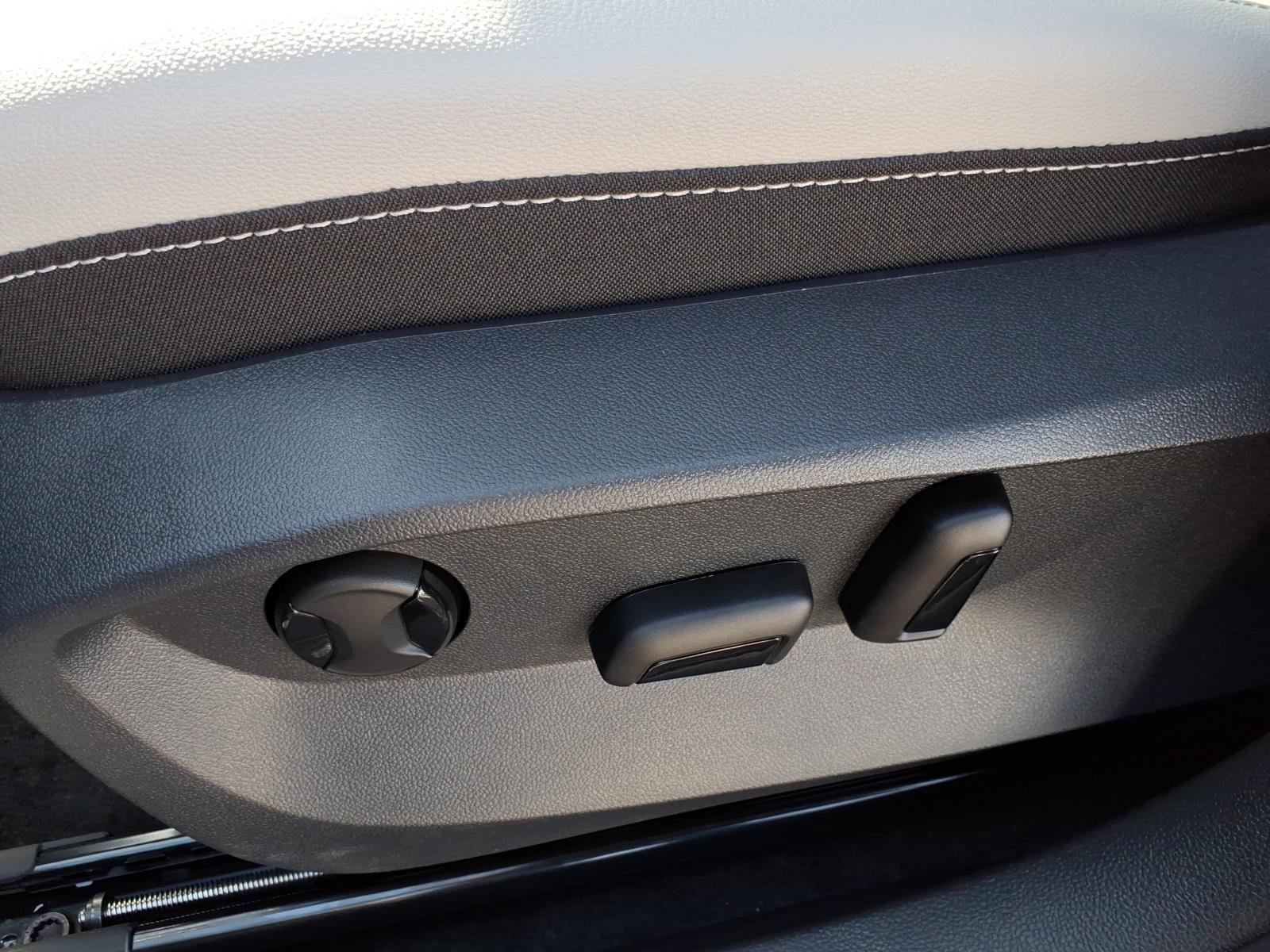 New 2026 Volkswagen Taos SE image 11