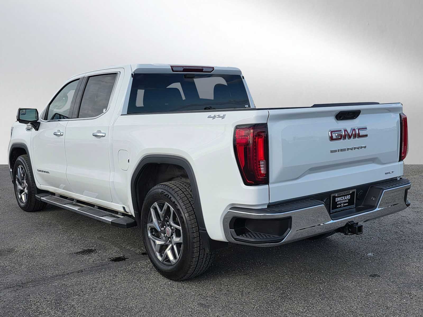 Used 2023 GMC Sierra 1500 SLT w/ SLT Premium Package AWD/4WD image 5