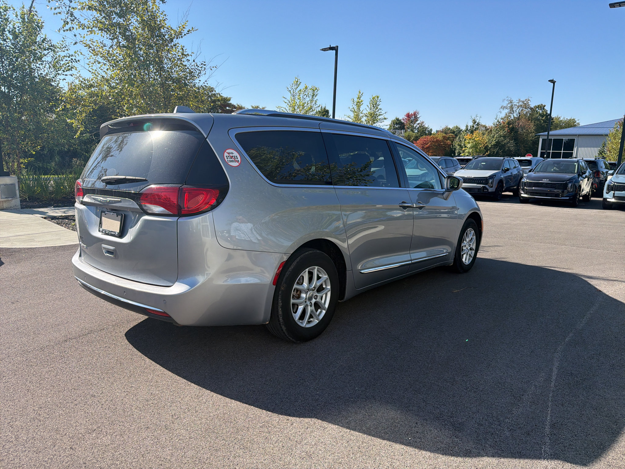 Used 2020 Chrysler Pacifica Touring-L FWD image 4