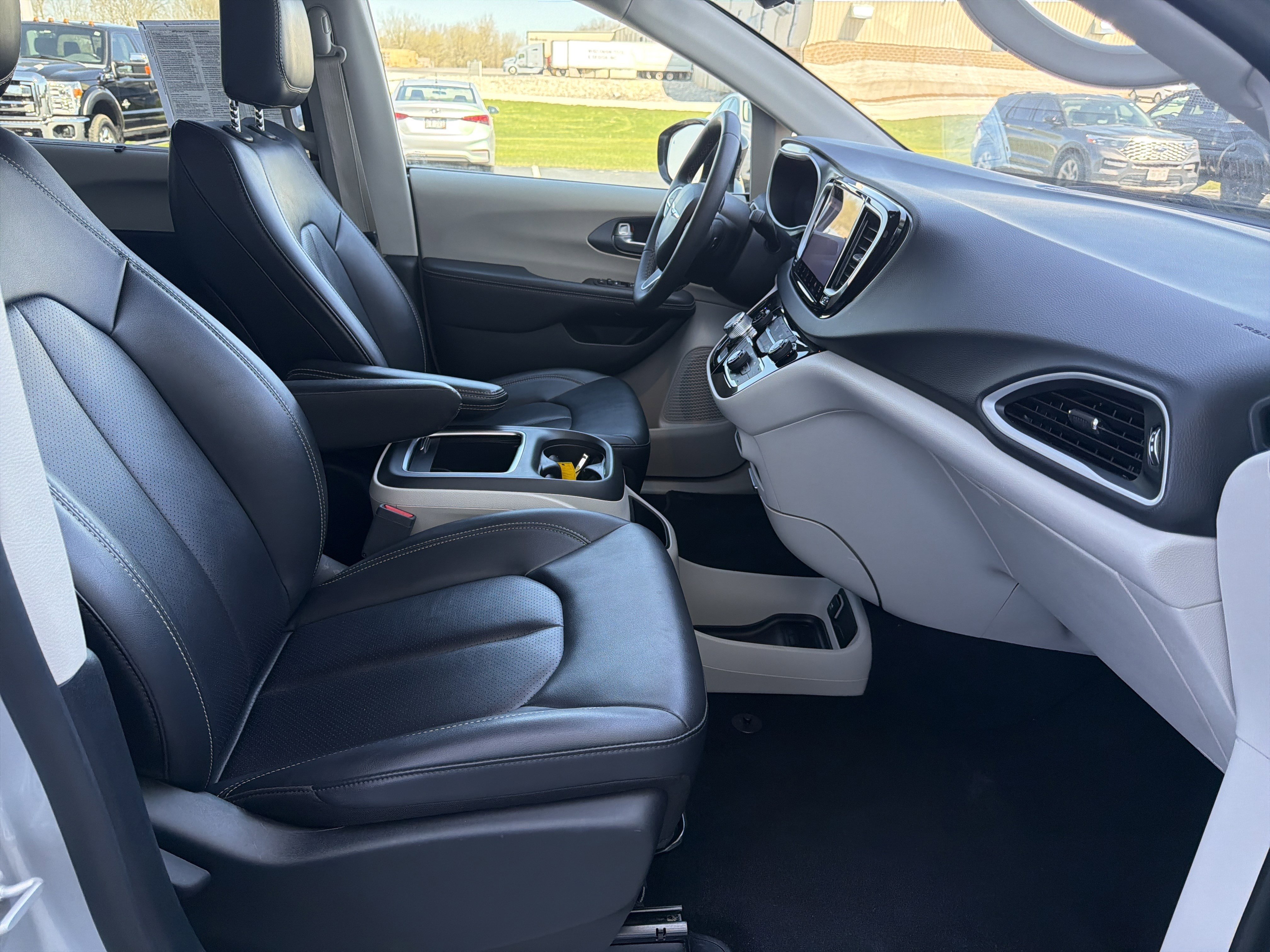 Used 2024 Chrysler Pacifica Touring-L FWD image 46