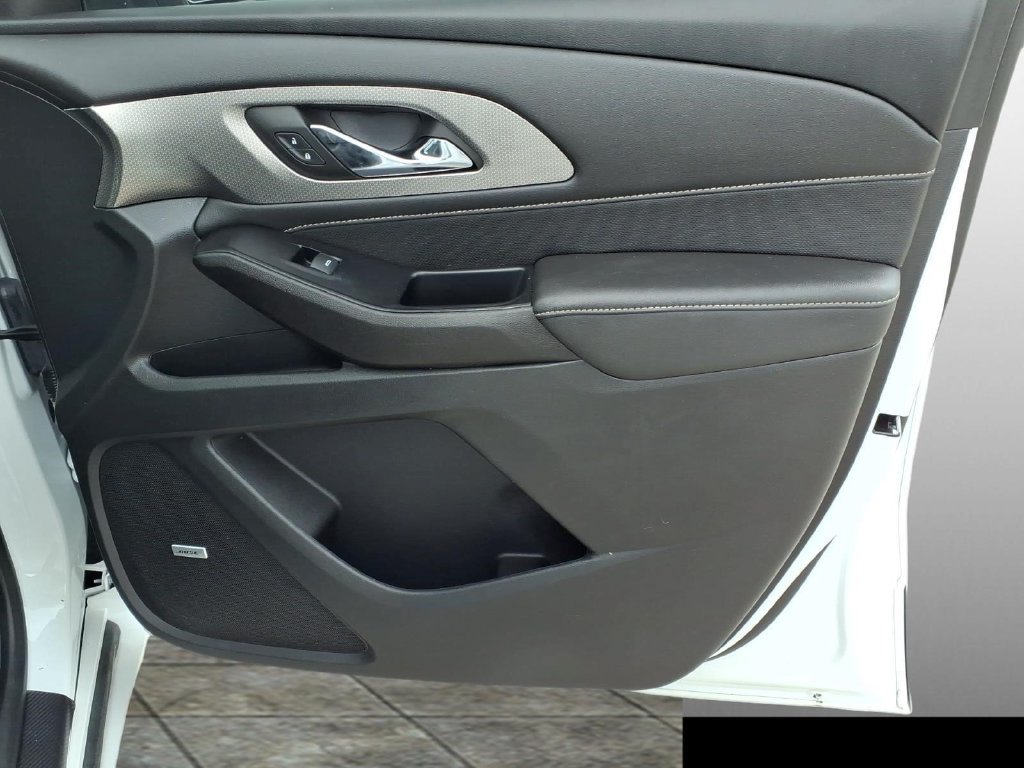 Used 2023 Chevrolet Traverse Premier FWD image 13