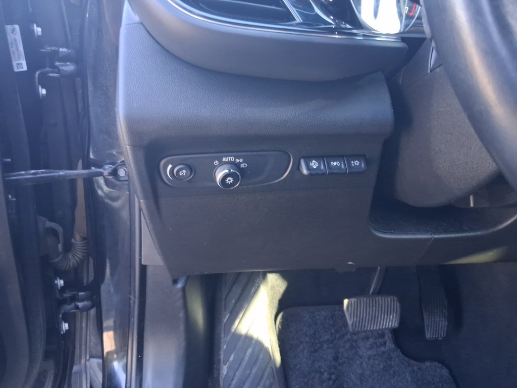 Used 2022 Buick Envision Avenir w/ Safety Package FWD image 31