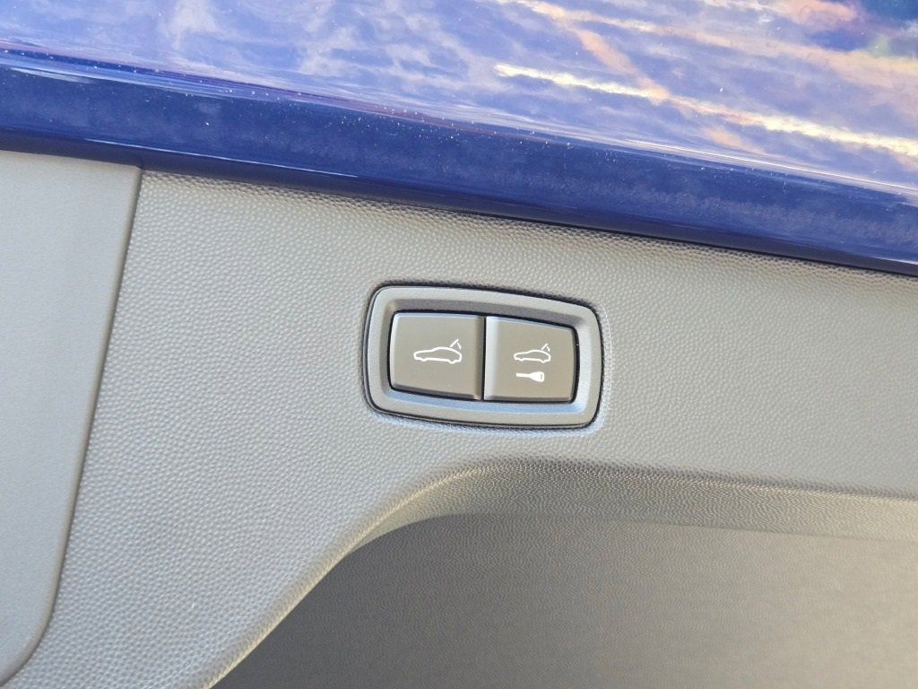 Used 2025 Porsche Macan Electric image 16