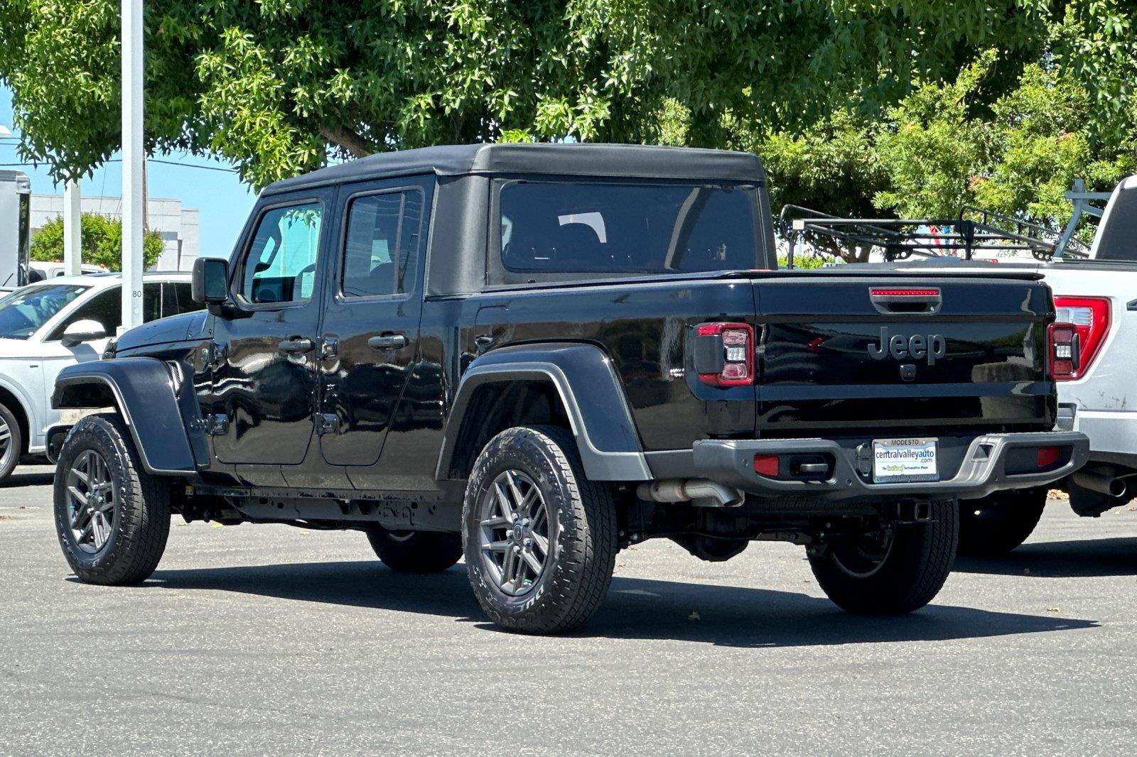 Certified 2025 Jeep Gladiator Sport AWD/4WD image 5