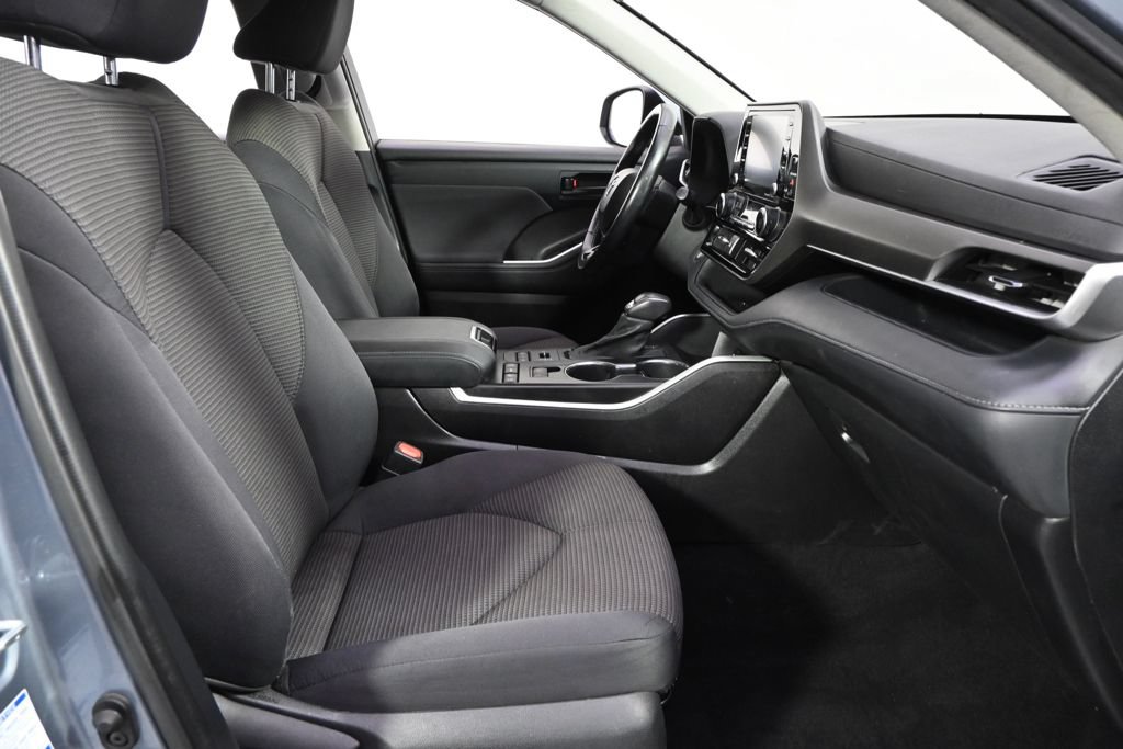 Used 2021 Toyota Highlander LE AWD/4WD image 16