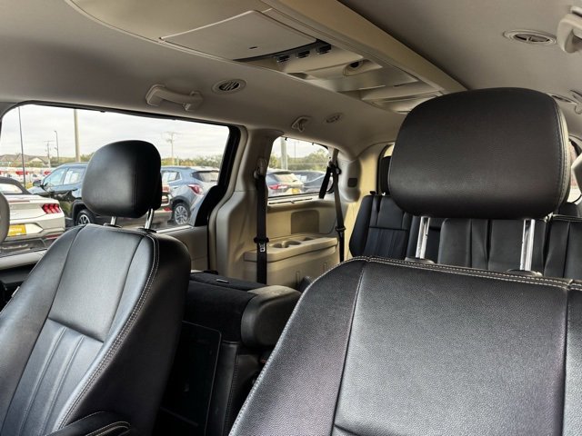 Used 2015 Chrysler Town & Country Touring w/ Driver Convenience Group image 23