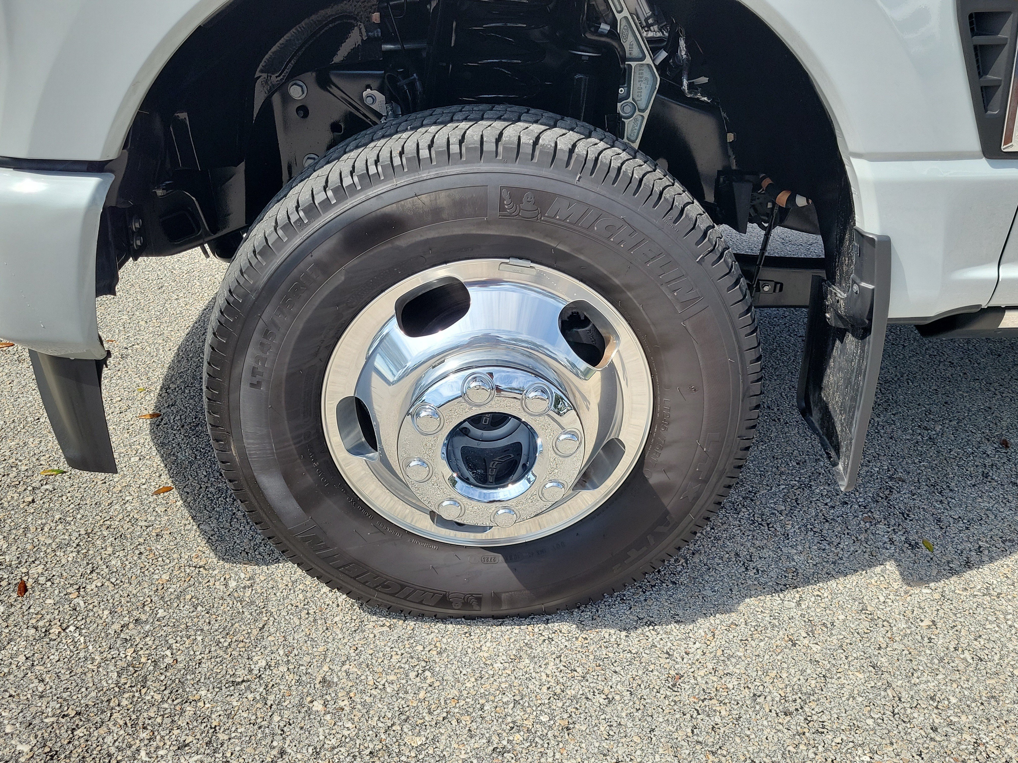 Certified 2025 Ford F350 Platinum w/ Platinum Plus Package AWD/4WD image 5