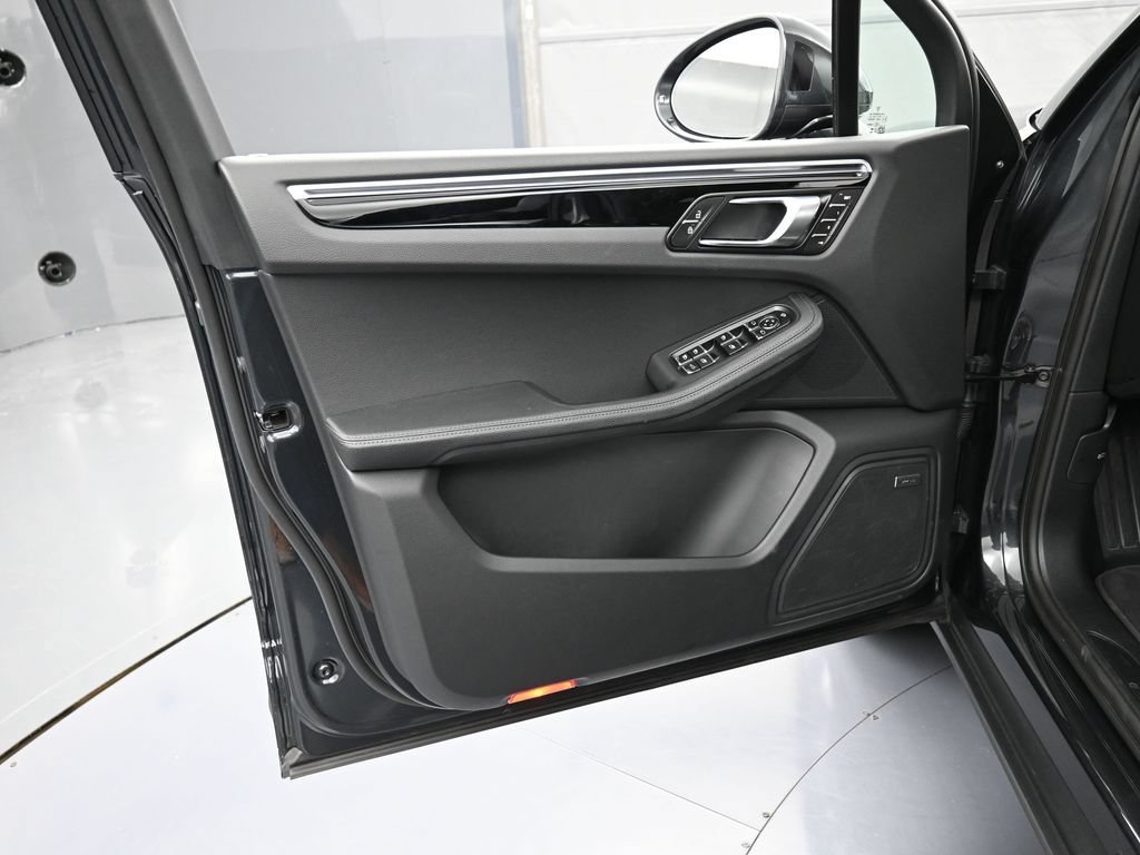 Certified 2025 Porsche Macan AWD/4WD image 15
