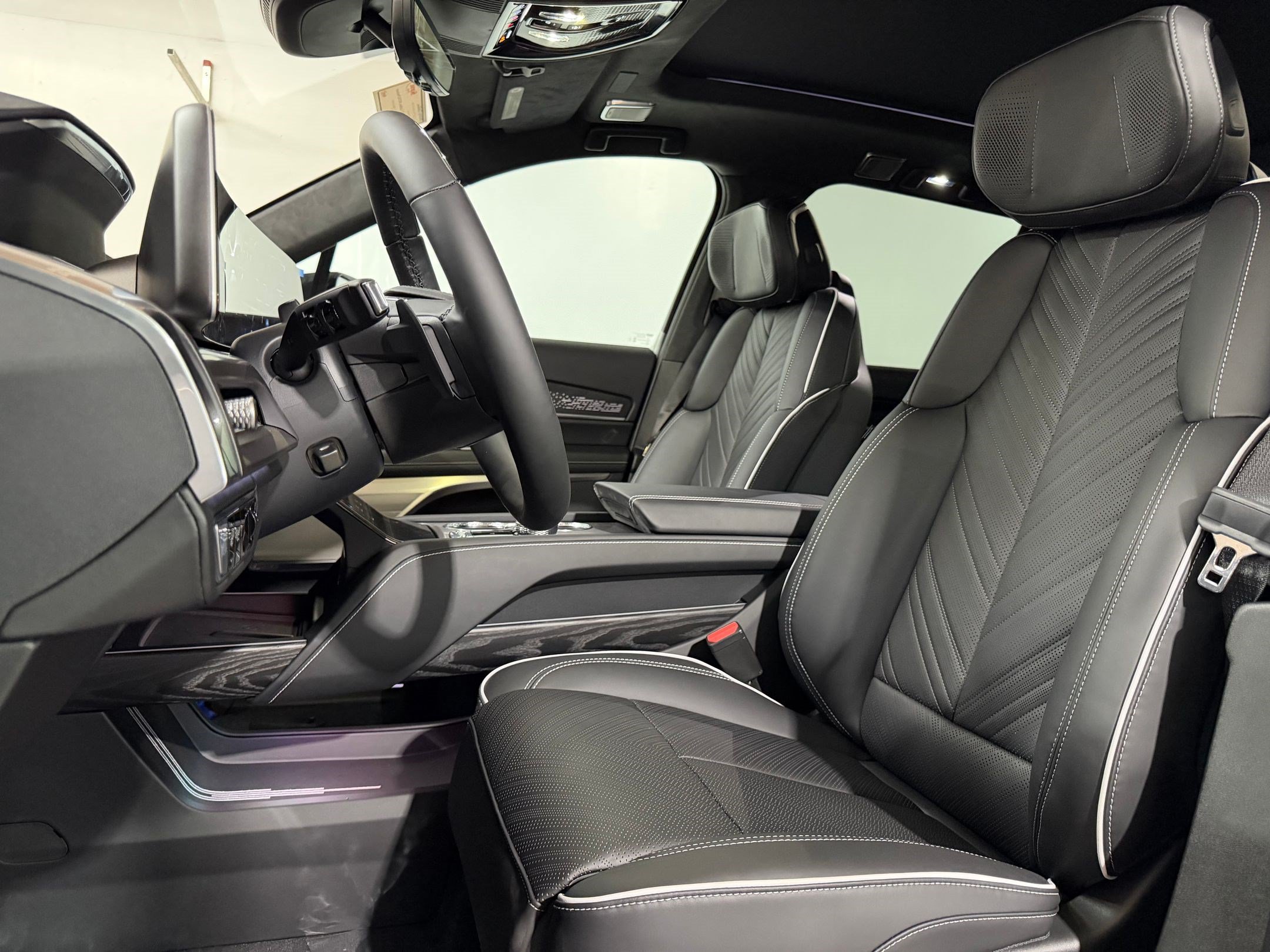 New 2027 Cadillac Vistiq Platinum AWD/4WD image 4