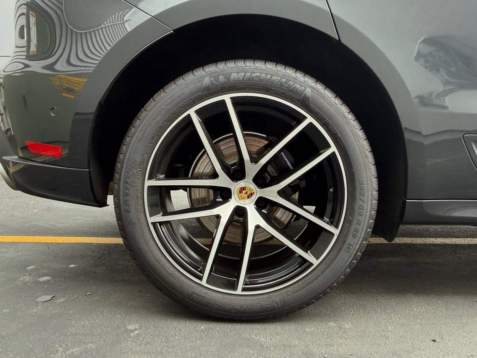 Used 2025 Porsche Macan AWD/4WD image 9