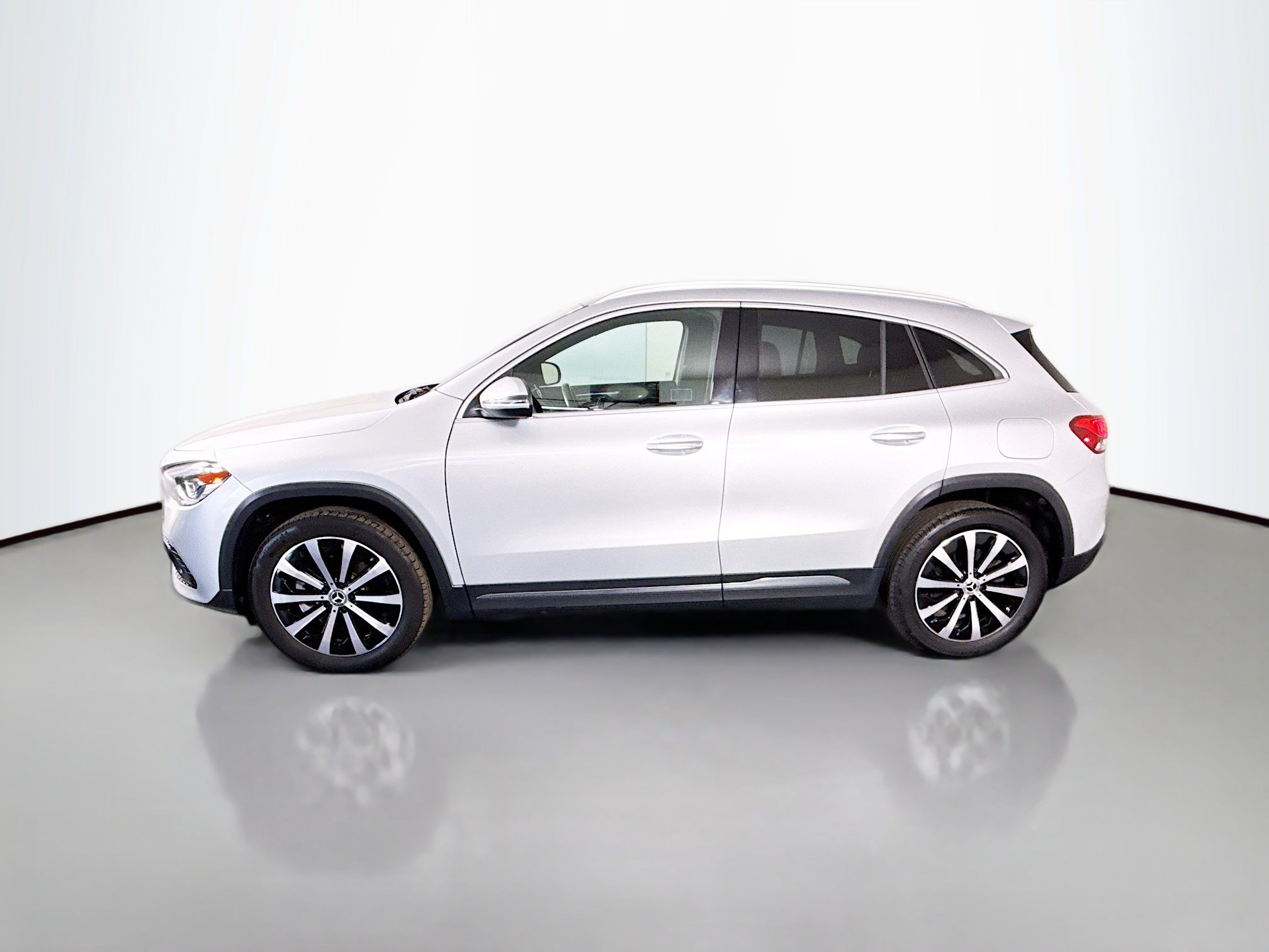 Used 2023 Mercedes-Benz GLA 250 4MATIC w/ Premium Package image 6