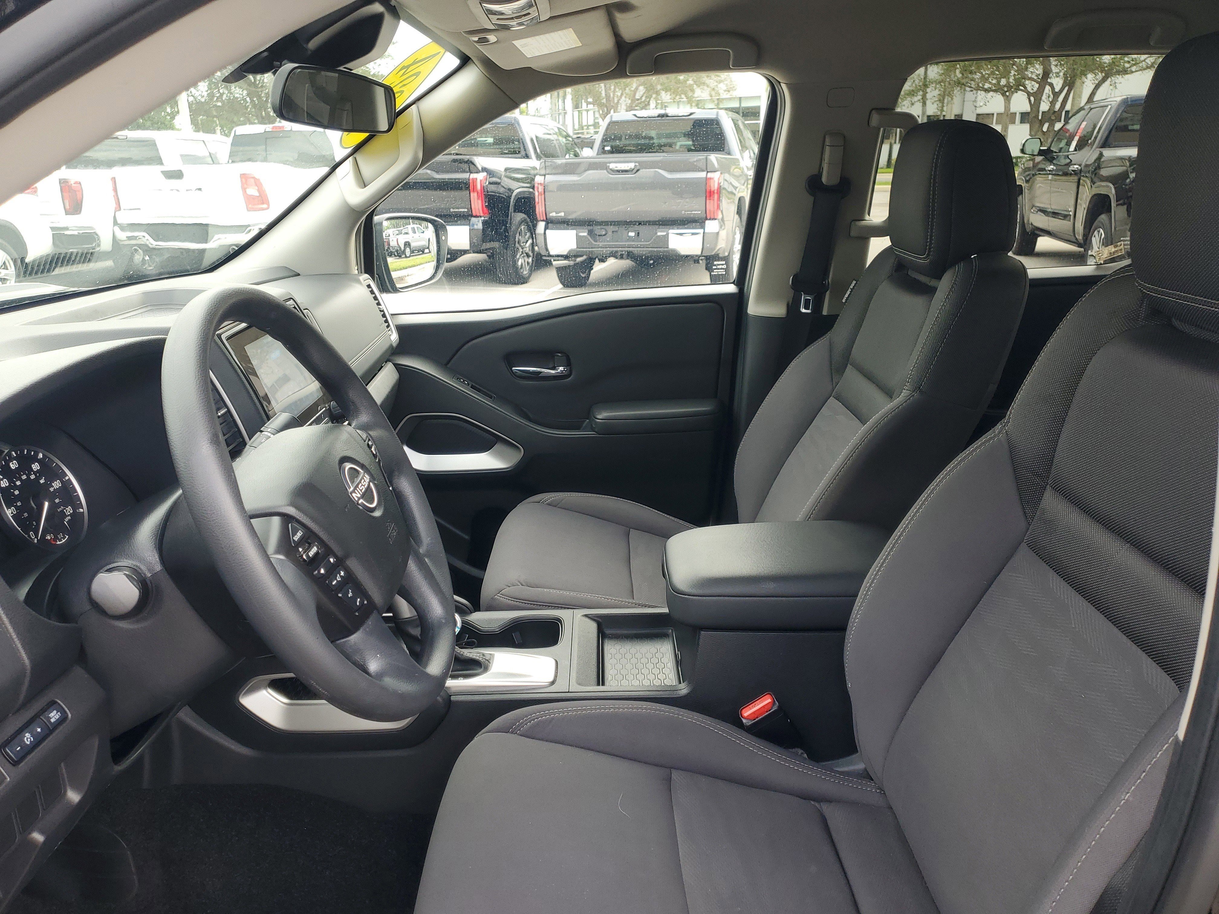 Used 2024 Nissan Frontier SV image 14