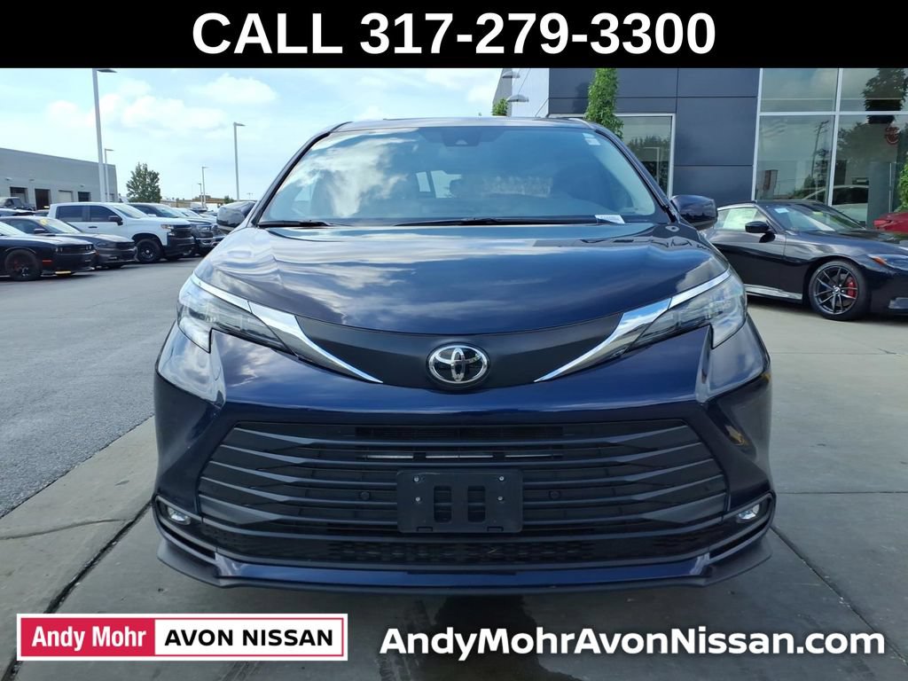 Used 2026 Toyota Sienna XLE FWD image 3