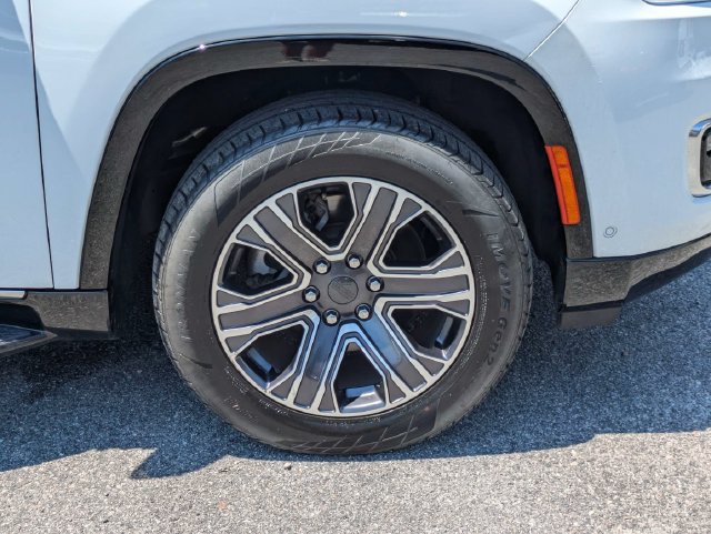 Used 2024 Jeep Wagoneer L Series II w/ Flexible Seating Group AWD/4WD image 14