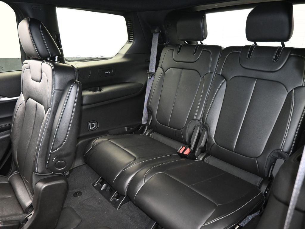 Used 2024 Jeep Grand Cherokee L Limited w/ Black Appearance Package image 34