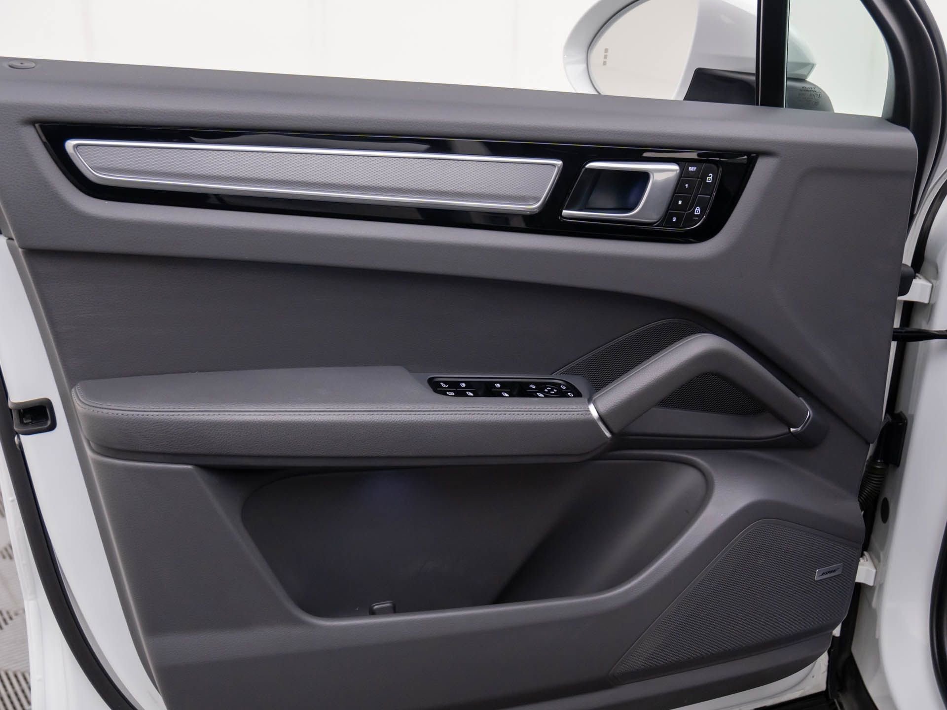 Certified 2022 Porsche Cayenne Platinum Edition image 14