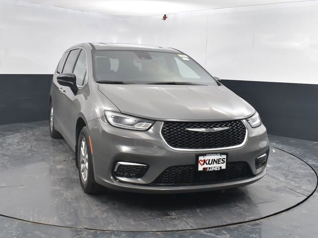 New 2025 Chrysler Pacifica Select image 2
