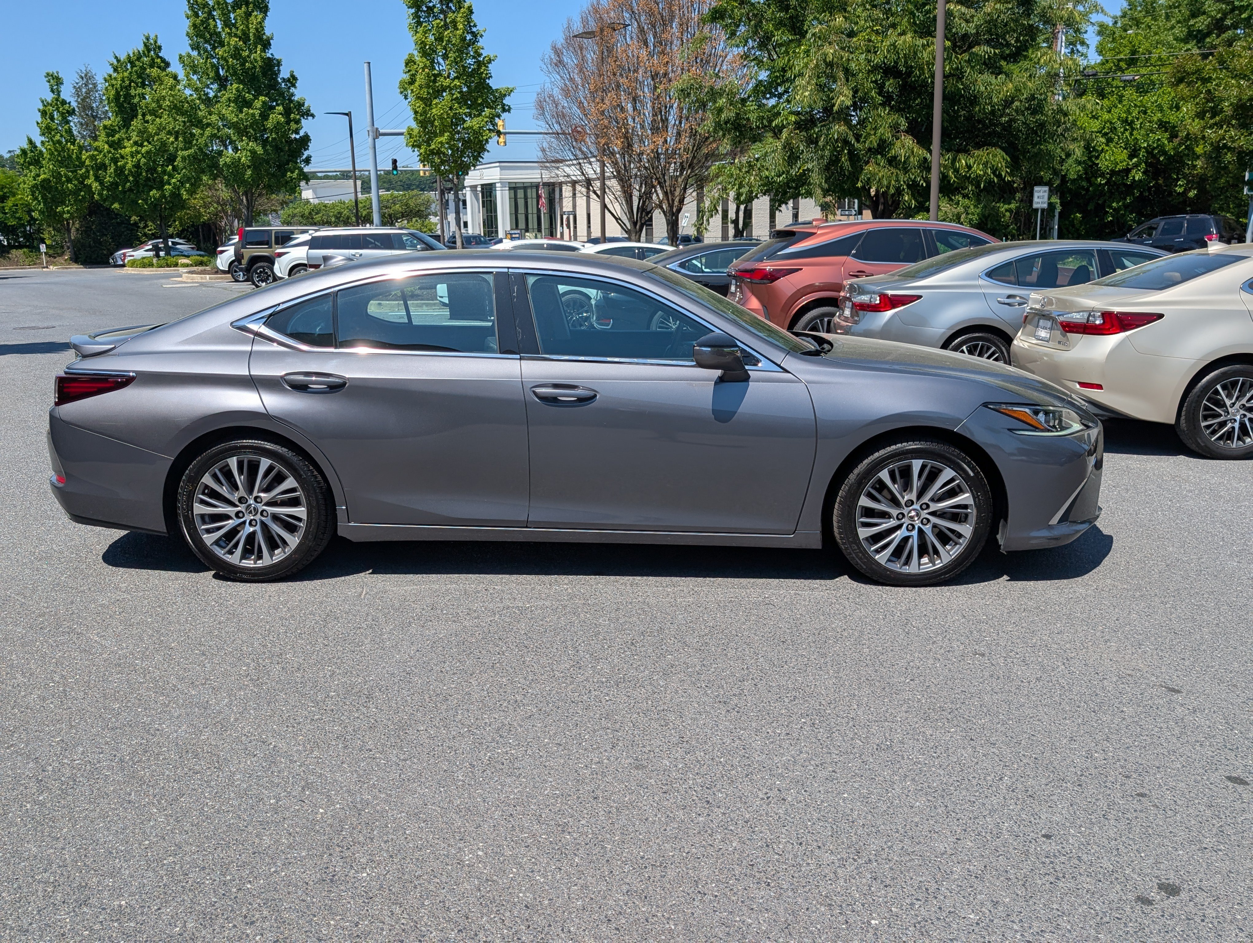 Used 2021 Lexus ES 350 w/ Premium Package FWD image 2