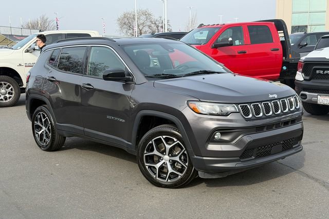 Used 2024 Jeep Compass Latitude image 2