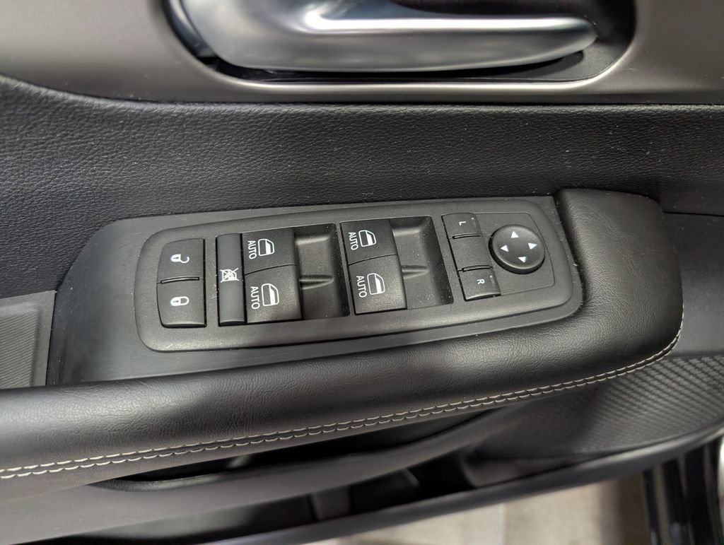 Used 2027 Chrysler Pacifica Select w/ Family Tech Group FWD image 14