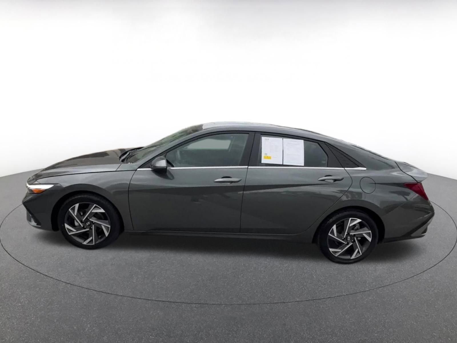 Used 2025 Hyundai Elantra Limited FWD image 9