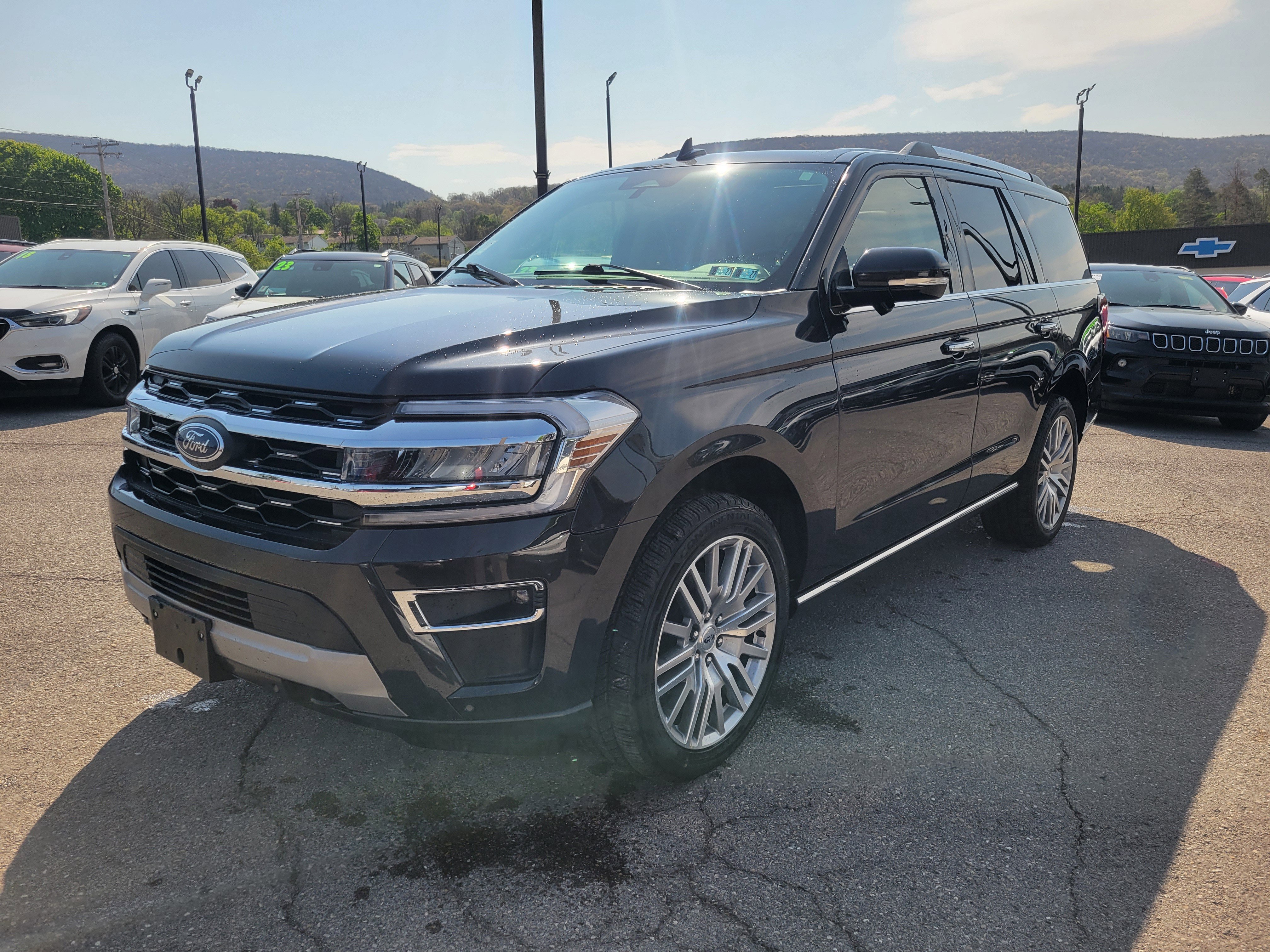 Used 2023 Ford Expedition Limited AWD/4WD image 5