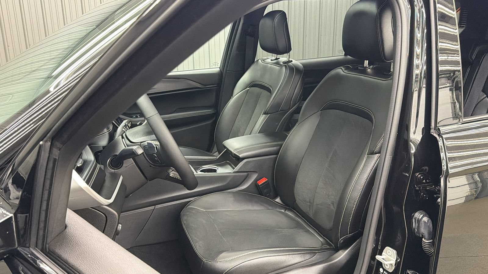 Used 2023 Jeep Grand Cherokee L Altitude AWD/4WD image 28