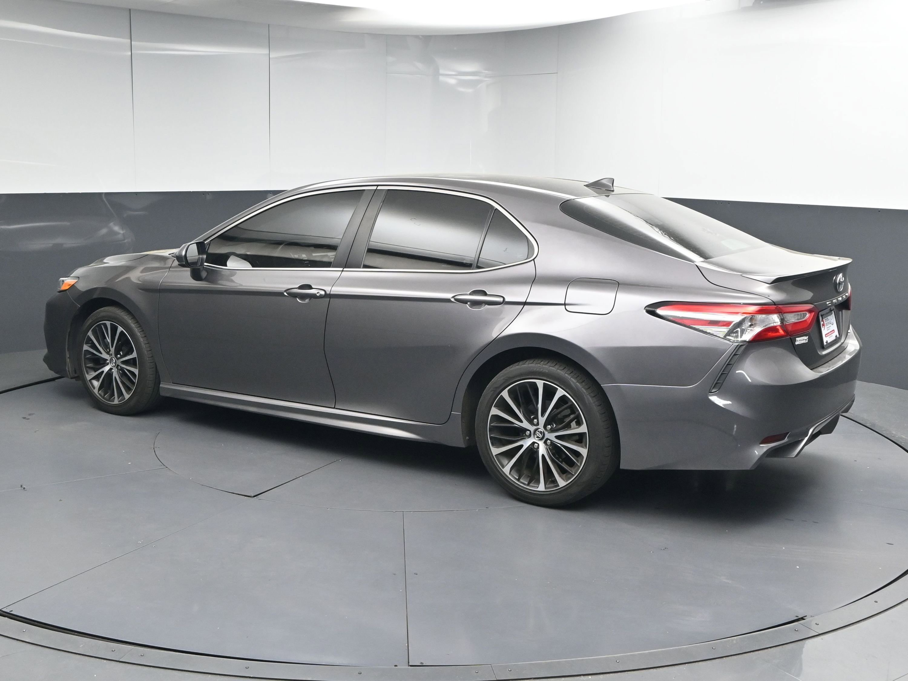 Used 2020 Toyota Camry SE image 6