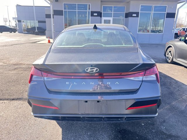 Used 2025 Hyundai Elantra SEL image 4