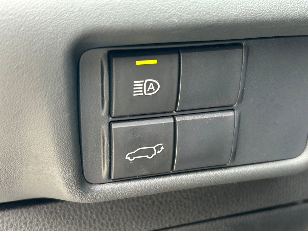 Used 2020 Toyota Highlander XLE FWD image 29