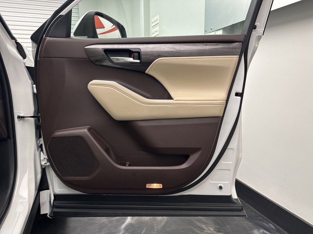 Used 2022 Toyota Highlander Limited image 10