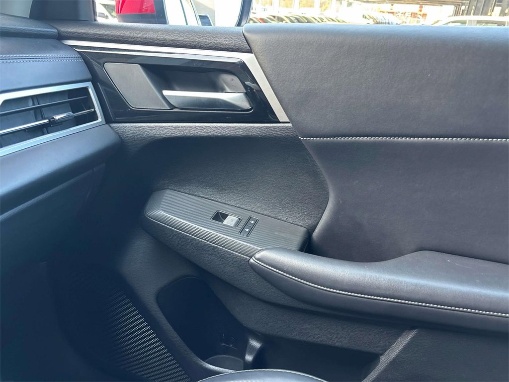 Used 2024 Mitsubishi Outlander SE image 29